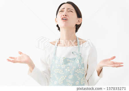 一位穿著圍裙的女士的生活方式圖片 137833271