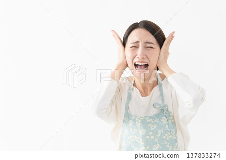 一位穿著圍裙的女士的生活方式圖片 一位穿著圍裙的女士的生活方式圖片 137833274