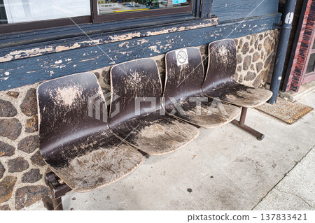 破舊的椅子 137833421