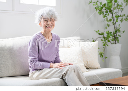 Senior woman relaxing on the sofa 137833594