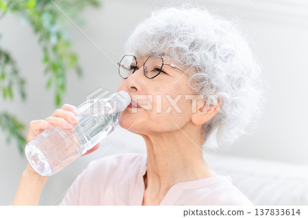 喝瓶裝水的高級婦女 137833614