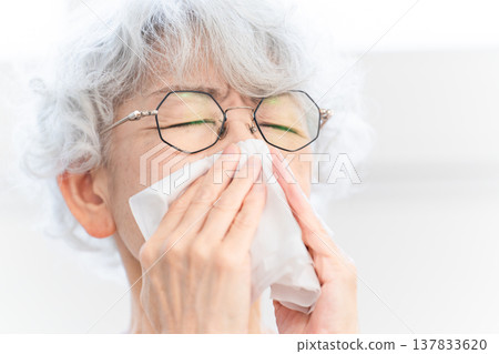 咬住他的鼻子的資深婦女與組織 137833620