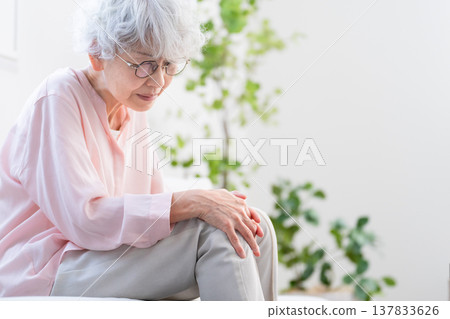 Senior woman suffering from knee pain Senior woman suffering from knee pain 137833626