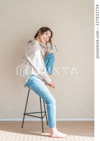 高腳椅，身穿牛仔服的女模特兒坐在椅子上 137833734