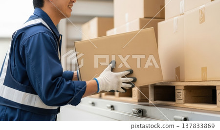 日本工人在物流倉庫將貨物裝上卡車；送貨/物流/工作變動圖片；高解析度。 137833869