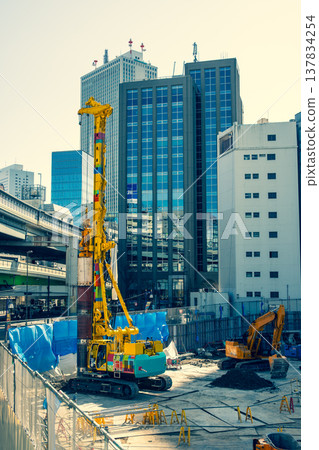 池袋正在重建:重型機械、建築物和首都高速公路。 2026.02 c-3 強調冷暖色調 池袋正在重建:重型機械、建築物和首都高速公路。 2026.02 c-3 強調冷暖色調 137834254