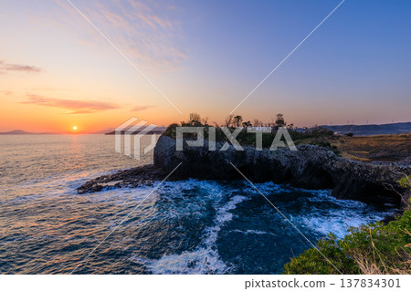 佐賀縣唐津市，七津釜與初春的旭日。 137834301