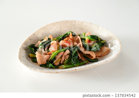 Stir-fried pork and spinach with garlic ponzu sauce Stir-fried pork and spinach with garlic ponzu sauce 137834542