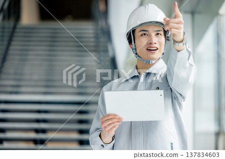 一名男性勞工手持平板電腦 137834603