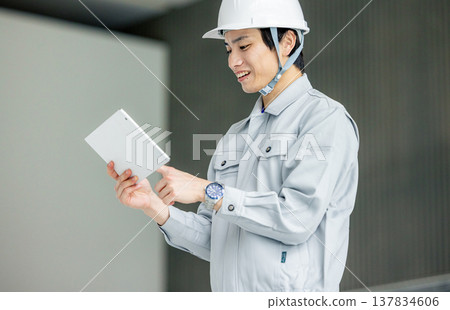 一名男性勞工手持平板電腦 137834606