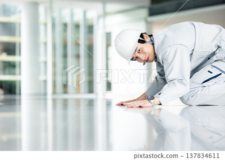 一個年輕人穿著工作服 137834611