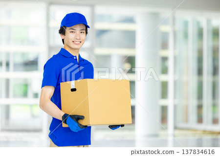 送貨員搬運行李 137834616