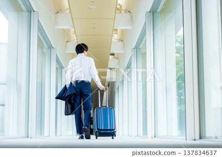 一名年輕男子攜帶手提行李包 137834637