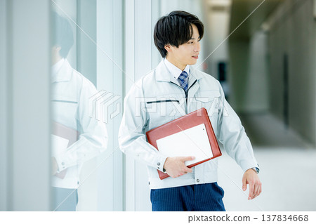 男人在工作 137834668