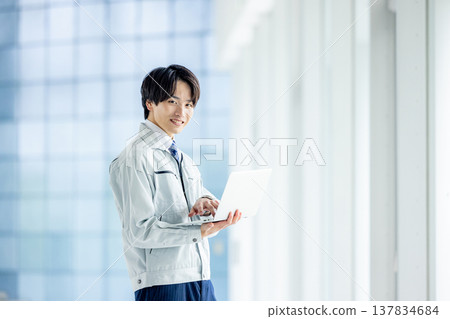 在現代的辦公室里工作的工程師 137834684