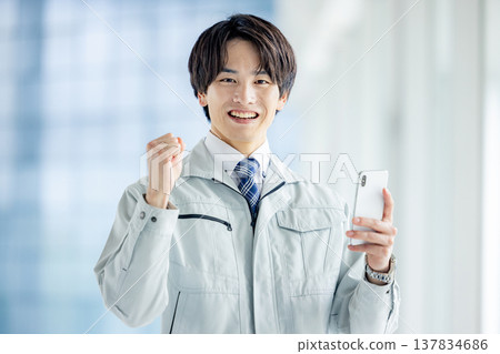 一個年輕人穿著工作服 137834686