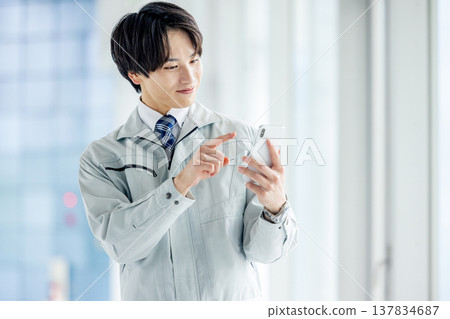 一個年輕人穿著工作服 137834687