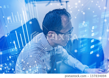 一位中年上班族在光線昏暗的房間裡戴著耳機說話。 一位中年上班族在光線昏暗的房間裡戴著耳機說話。 137834894