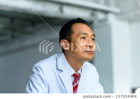 身穿白大褂的醫生們展望未來。 137834904