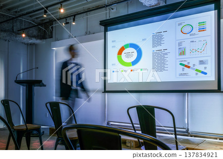 一張模糊的照片,顯示教練在場地內走動。 一張模糊的照片,顯示教練在場地內走動。 137834921