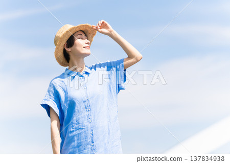 戴著草帽散步的年輕女子的生活方式形象 137834938