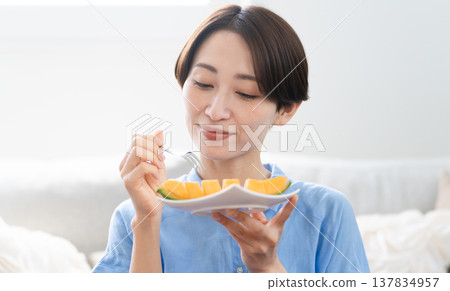年輕女子吃瓜生活方式形象 年輕女子吃瓜生活方式形象 137834957