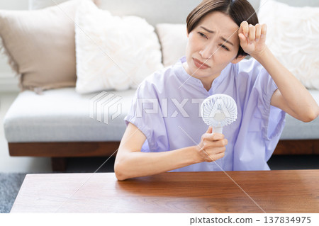 使用手扇的年輕女子 — 生活方式形象 137834975