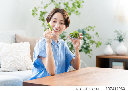 年輕女子吃毛豆生活方式形象 137834980