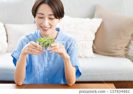 年輕女子吃毛豆生活方式形象 137834981