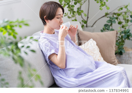 孕婦喝不含咖啡因的咖啡生活方式形象 137834991