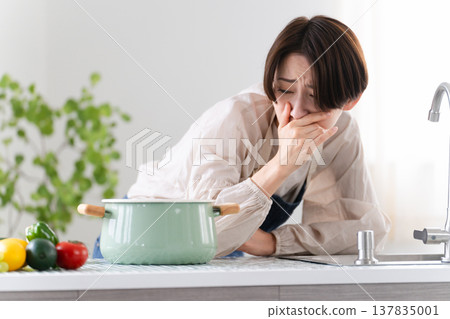 穿著圍裙煮飯的年輕女子 — 生活方式形象 137835001