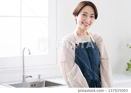 圍裙的年輕女子，生活方式形象 137835003