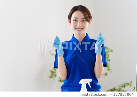 年輕的房屋清潔女生活方式形象 137835004