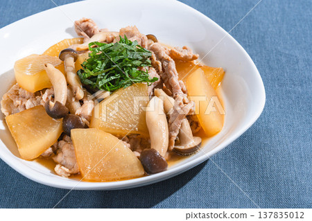 Braised pork and daikon radish, topped with shimeji mushrooms and perilla leaves - a traditional Japanese home-style dish. 137835012