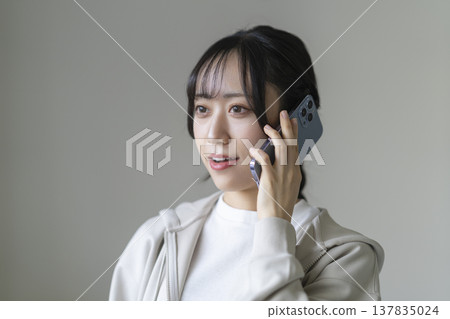 淺談智能手機一個年輕女子 137835024