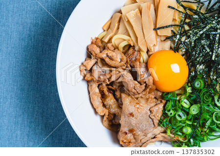 油拌麵配豬肉和生雞蛋;桌上還有自製什錦麵。 油拌麵配豬肉和生雞蛋;桌上還有自製什錦麵。 137835302