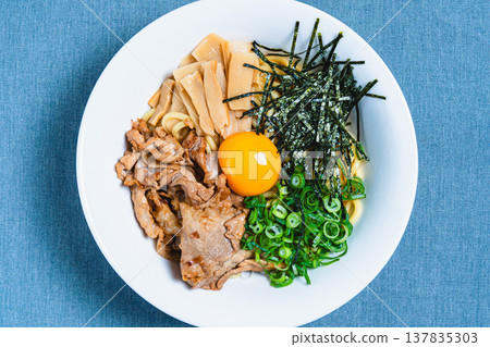 油拌麵配豬肉和生雞蛋；桌上還有自製什錦麵。 137835303