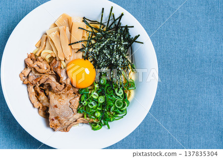 油拌麵配豬肉和生雞蛋;桌上還有自製什錦麵。 油拌麵配豬肉和生雞蛋;桌上還有自製什錦麵。 137835304