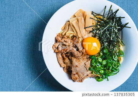 油拌麵配豬肉和生雞蛋；桌上還有自製什錦麵。 137835305