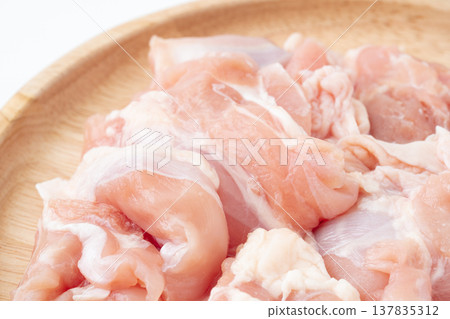 生雞腿肉切塊的特寫鏡頭 生雞腿肉切塊的特寫鏡頭 137835312