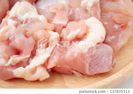生雞腿肉切塊的特寫鏡頭 生雞腿肉切塊的特寫鏡頭 137835313