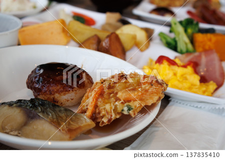 旅程途中可享用新鮮美味的飯店早餐 旅程途中可享用新鮮美味的飯店早餐 137835410