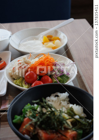 旅程途中可享用新鮮美味的飯店早餐 旅程途中可享用新鮮美味的飯店早餐 137835411