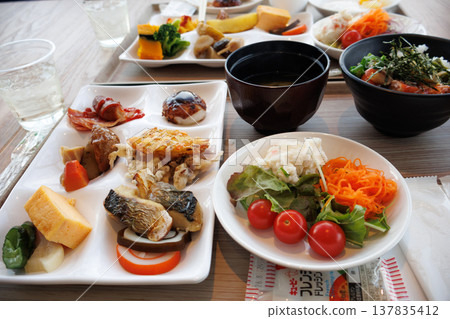 Fresh and delicious hotel breakfasts to enjoy while traveling 137835412