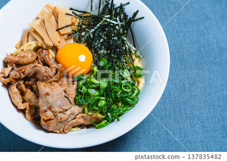 油拌麵配豬肉和生雞蛋；桌上還有自製什錦麵。 137835482
