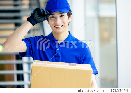 一個男人帶著微笑攜帶行李 137835494