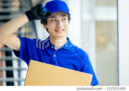 一個男人帶著微笑攜帶行李 137835495