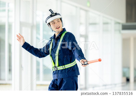 交通管制員指揮交通 137835516