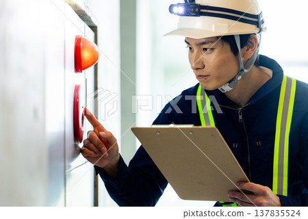 一名男子正在進行消防安全檢查 137835524