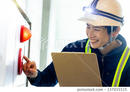 一名男子正在進行消防安全檢查 137835525
